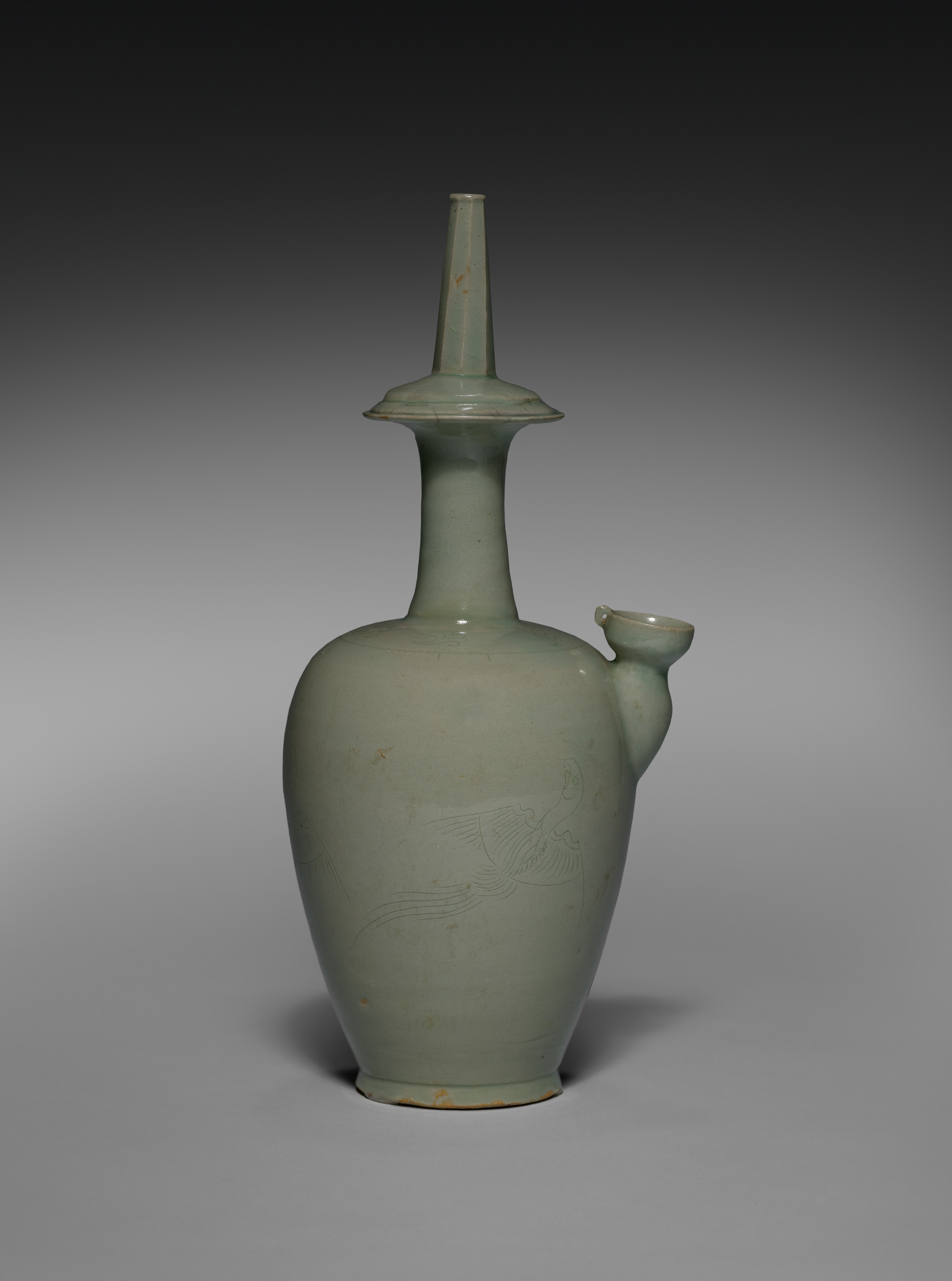 Water Ewer for Rituals with Incised Parrot Design