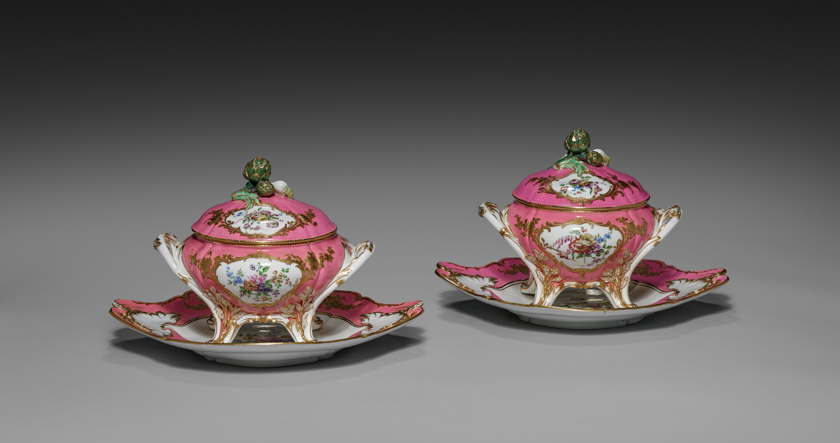 Pair of Covered Tureens on Stand (Paire de pots-à-oille)