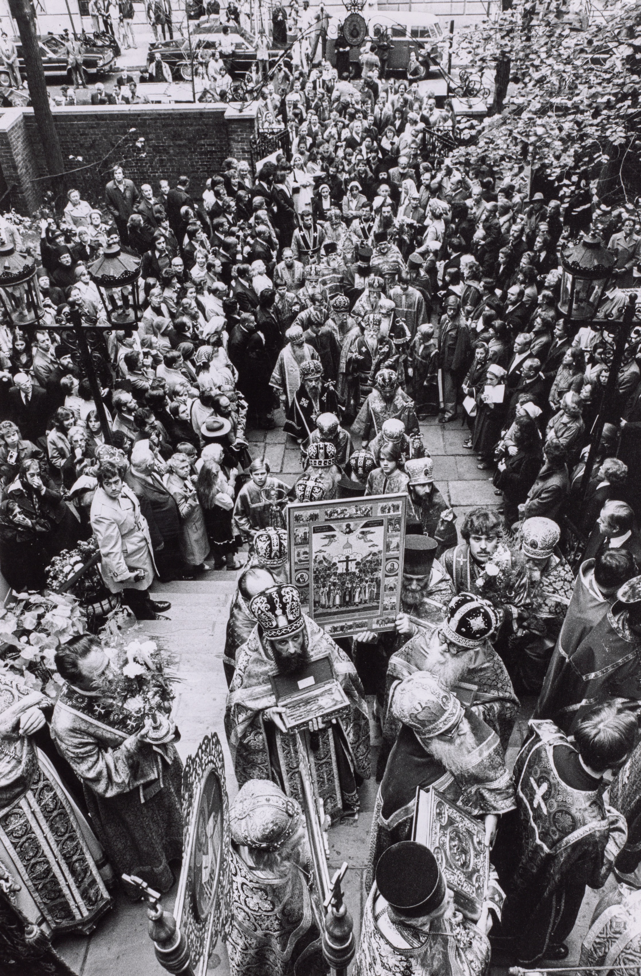 The council of Bishops of the Russian Orthodox Church outside of Russia has proceeded to canonize 8,000 "new martyrs." Among the elect, Czar Nicholas II and his family and the victims of the October Revolution (1917). The ceremonies took place in New York, 1981