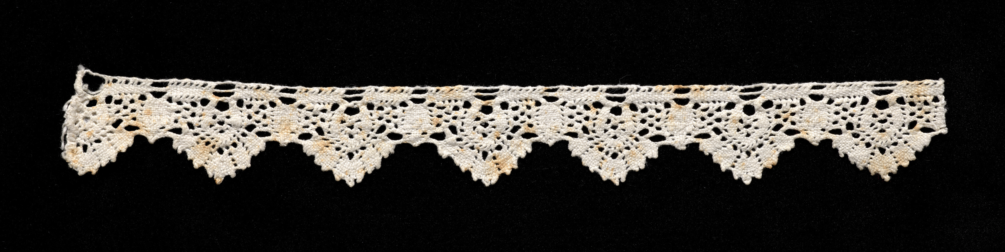 Bobbin Lace Edging of Bell Points