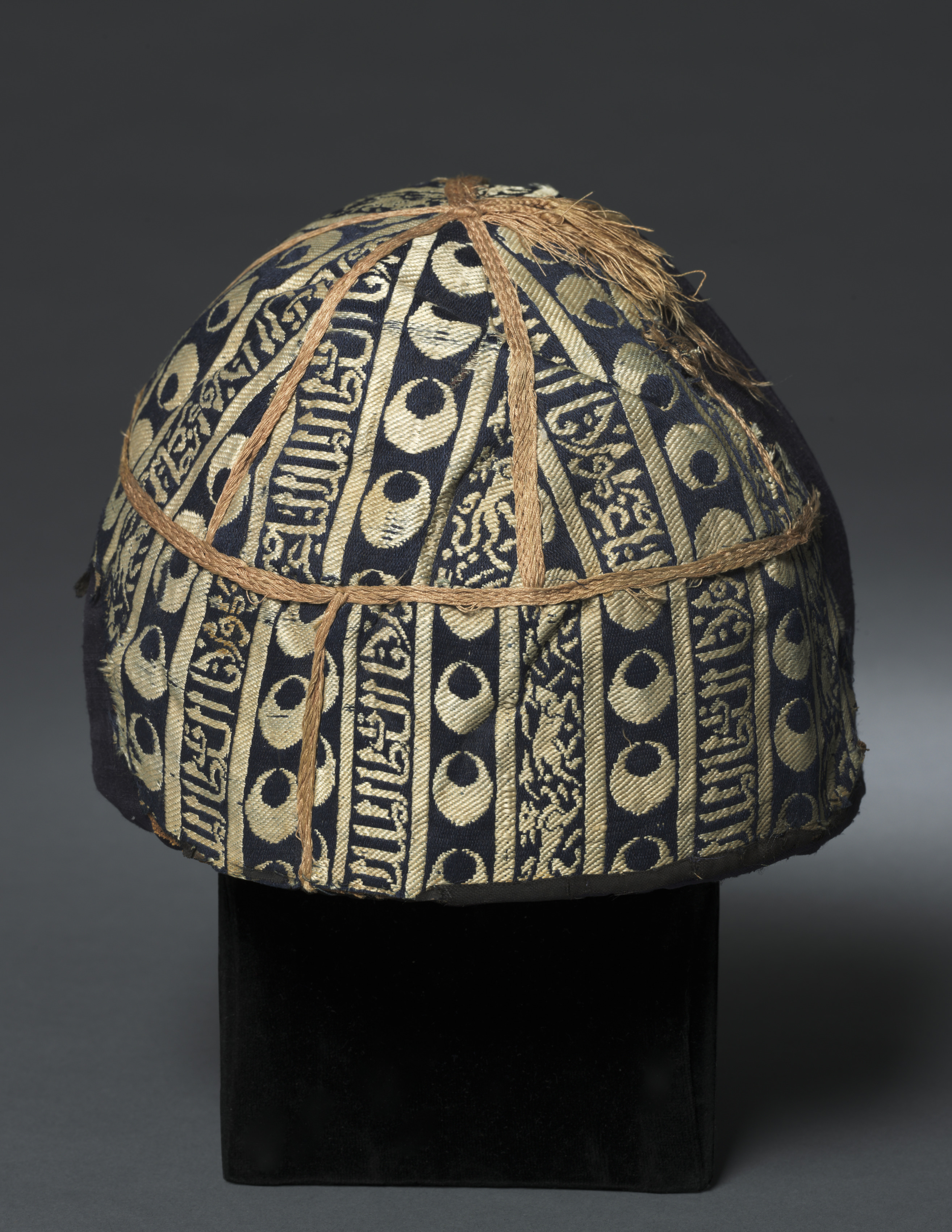 Cap with striped inscribed silk