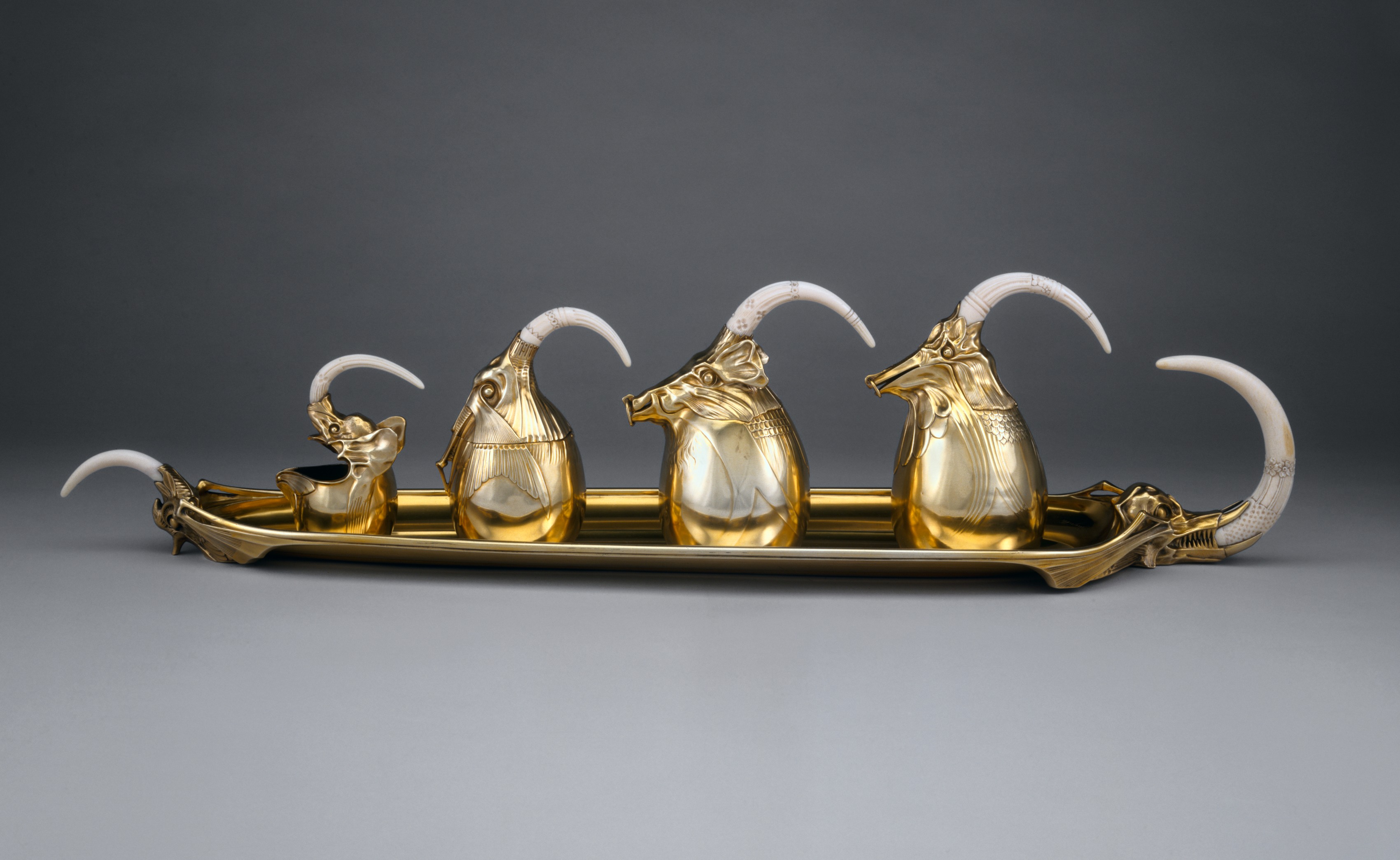 茶具(细节)，约1907年。由Carlo Bugatti(意大利，1856-1940)设计，A. A. Hebrard(法国，1866-1937)执行。银和象牙;13.5 x 76.9厘米。托马斯·l·法维克纪念收藏品1980.74