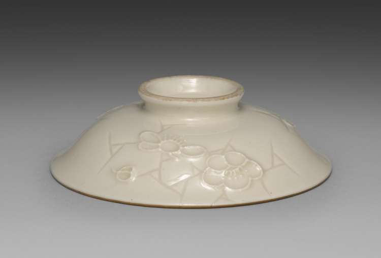 Cover for a Bowl from Dining Set with Plum Blossoms and Cracked-Ice