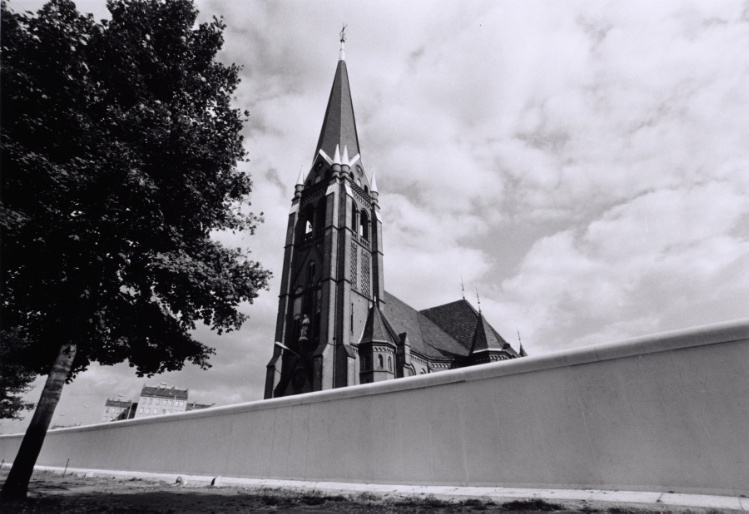Church seen behind the Berlin Wall