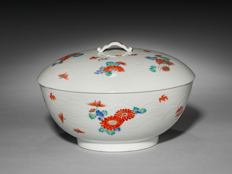 Covered Bowl with Chrysanthemums and Chidori: Kakiemon Ware