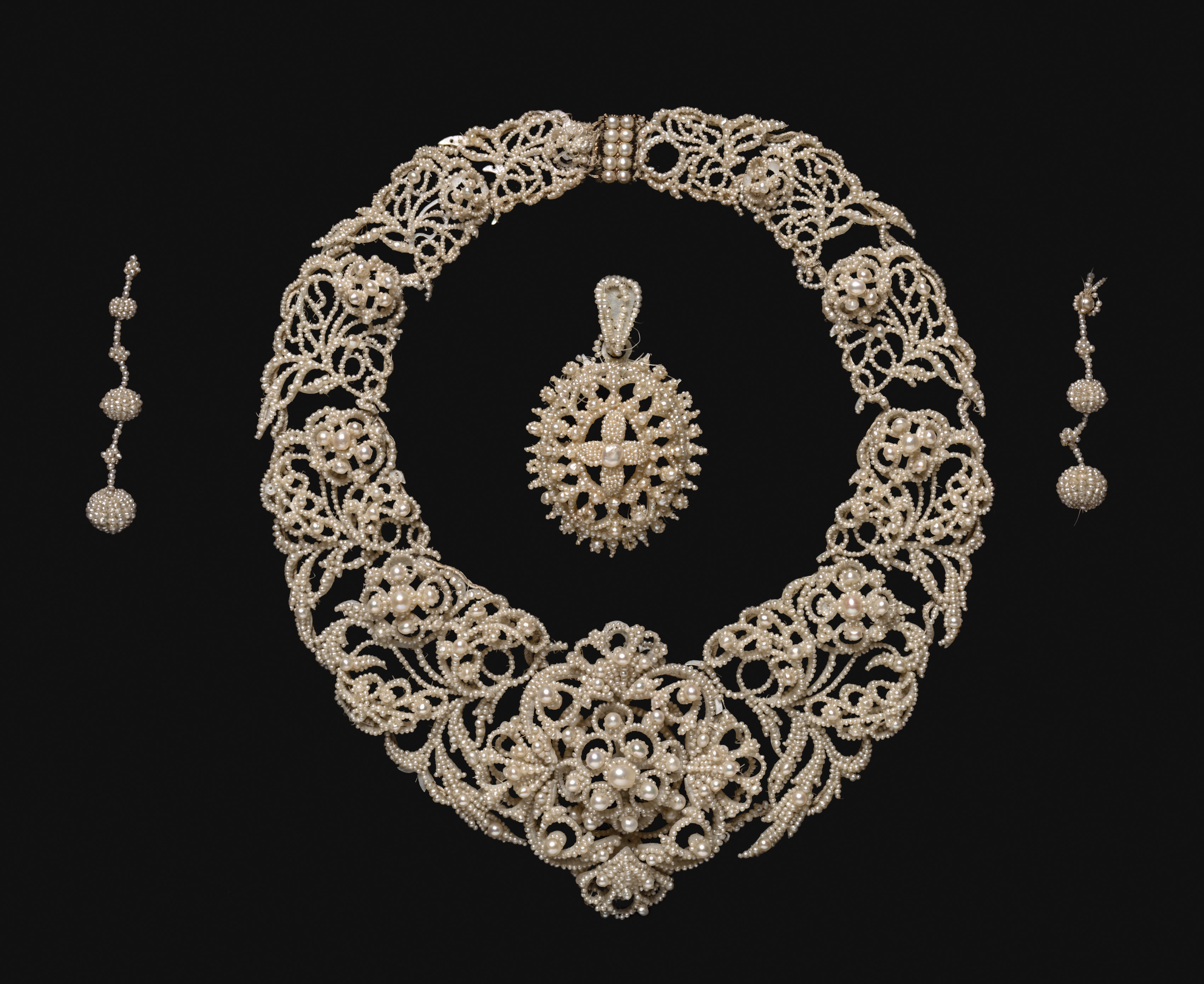 Parure: Necklace, Pendant, Earrings