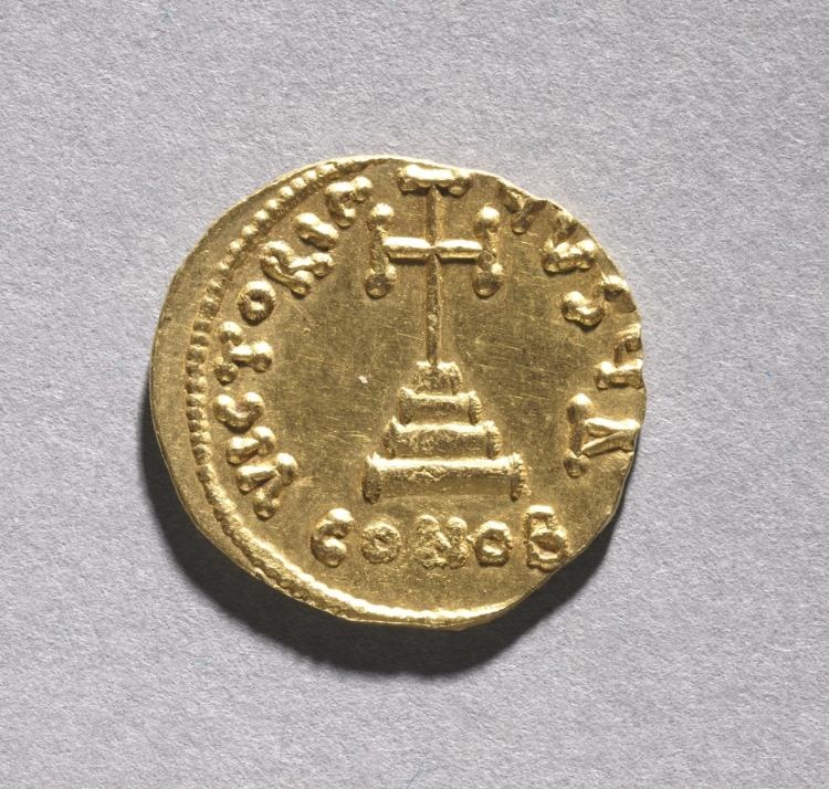 Solidus with Tiberius III Apsimarus (reverse)