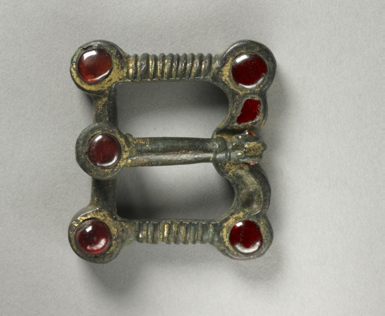 Buckle with Animal-Shaped Thorn and Belt Plate