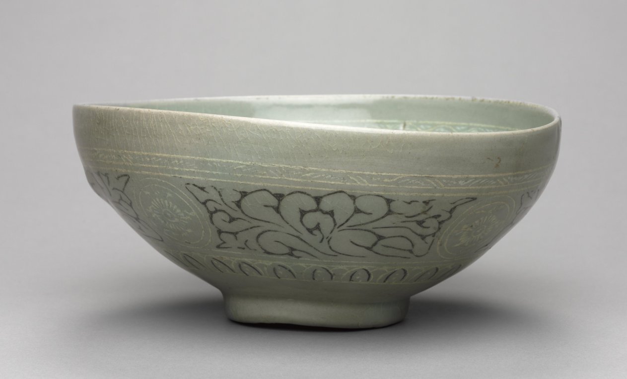 Bowl with Inlaid Chrysanthemum and Lychee Design