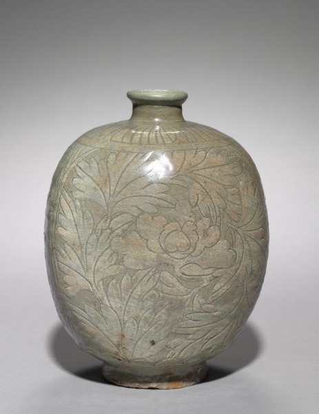 Wine Flask with Incised and Sgraffito Peony Design