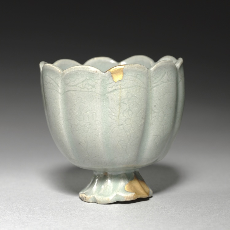 Floral-shaped Cup with Incised Chrysanthemum Design