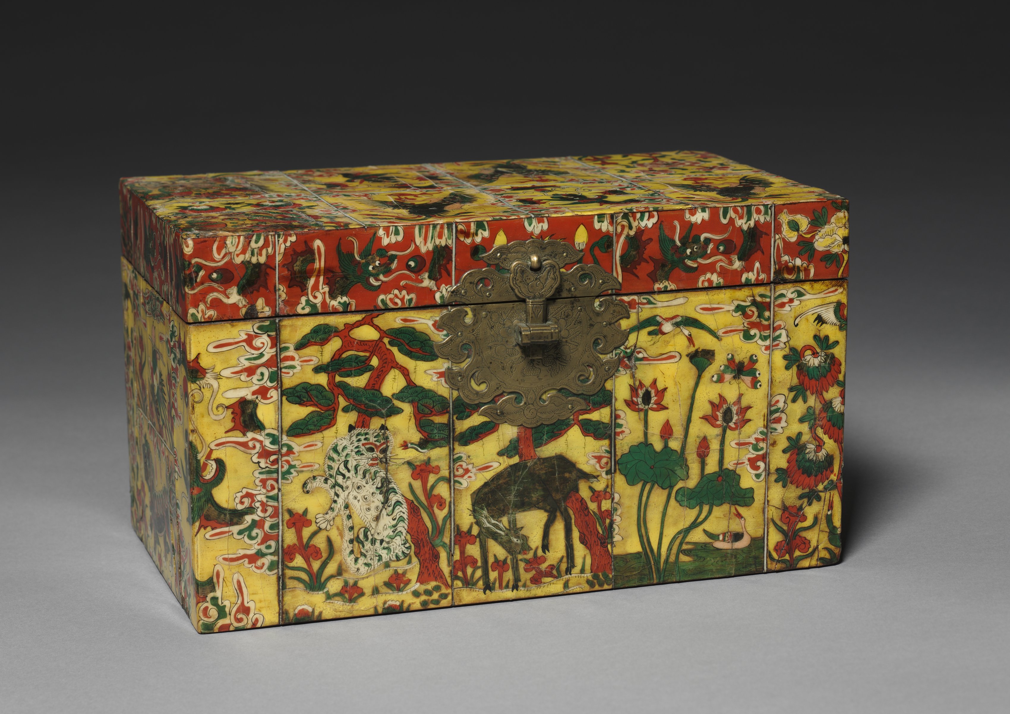 Box with Painted Oxhorn