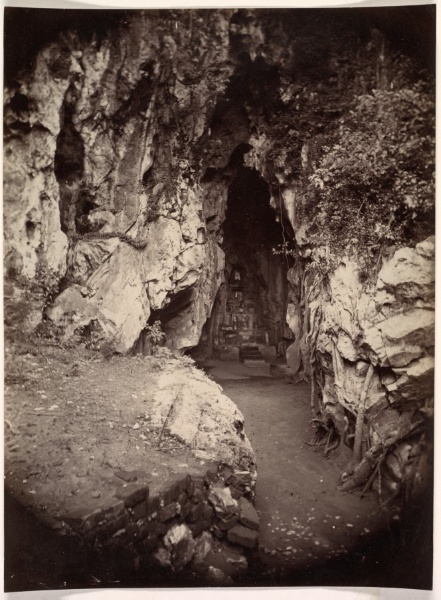 Hoa Nghiem Cave, Grotto of the August Transformation