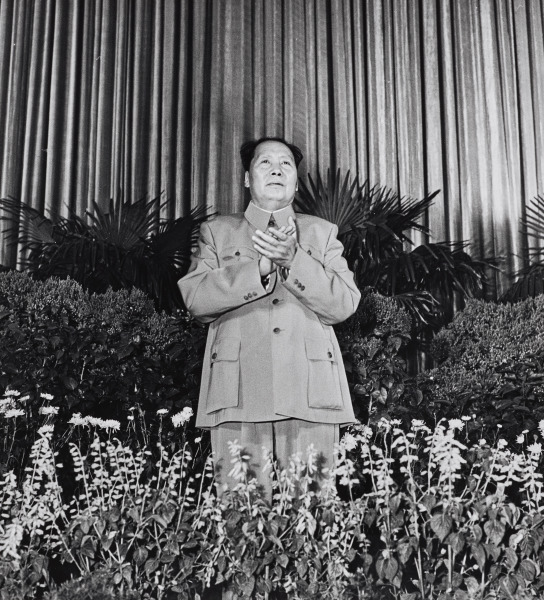 Mao Applauding
