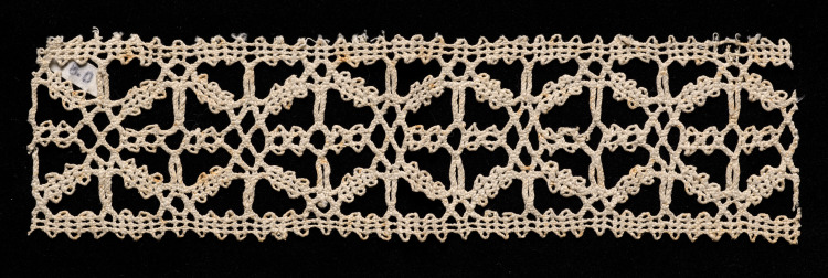Bobbin Lace Insertion without Selvage