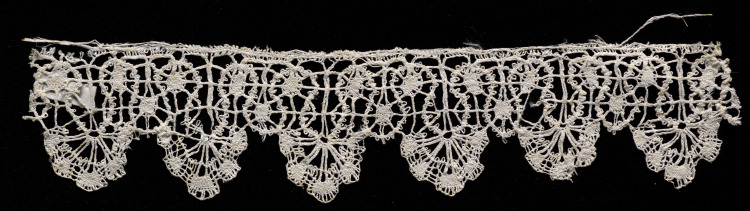 Bobbin Lace (Rose Lace) Edging with Bell Points