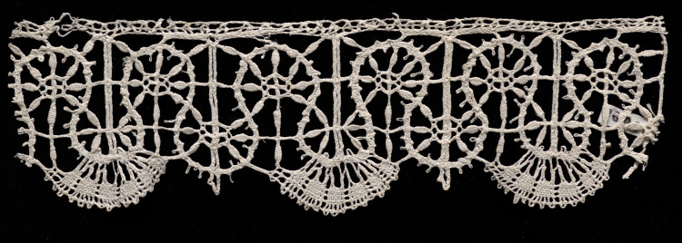 Bobbin Lace (Rose Lace) Edging with Bell Points