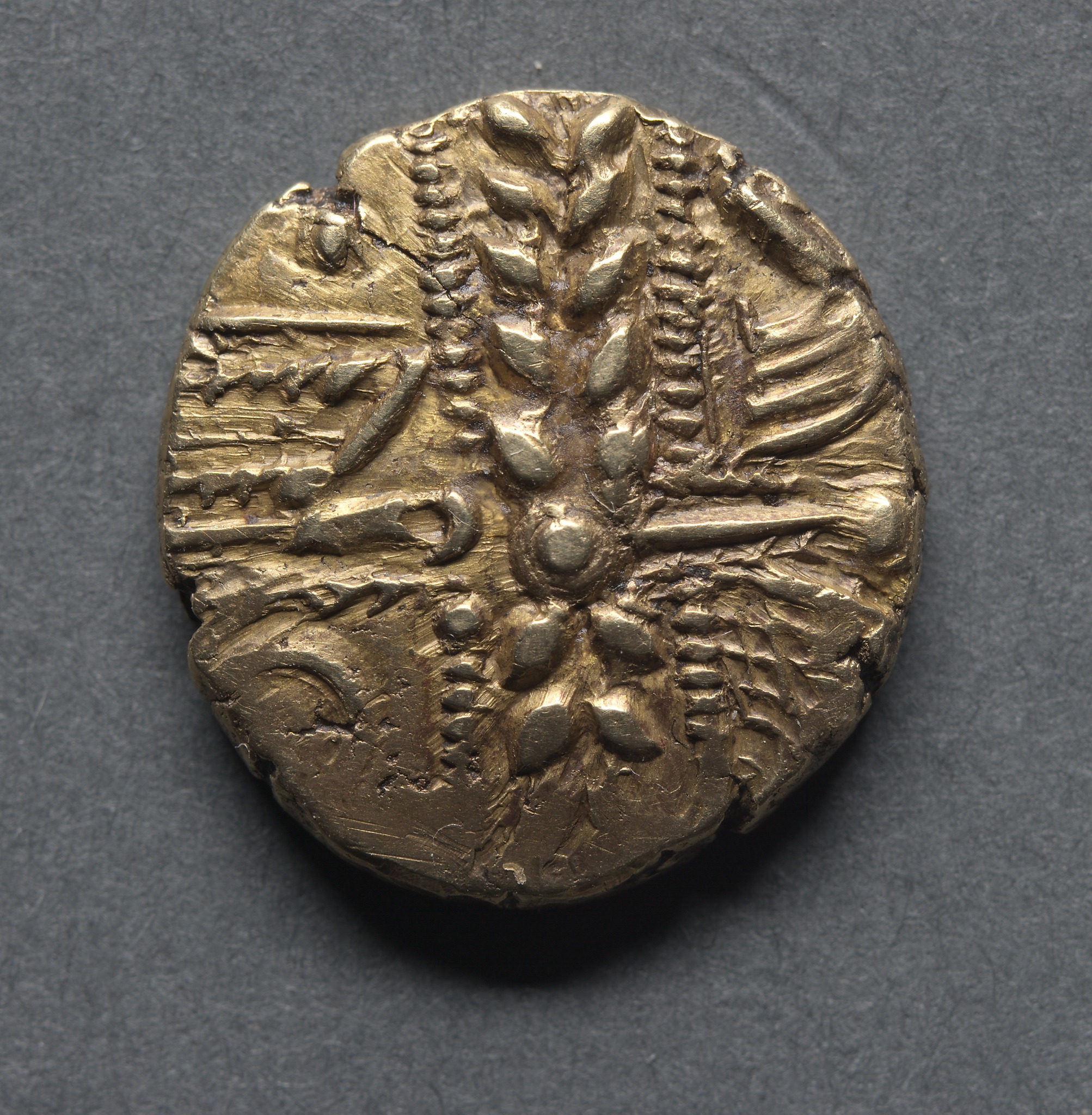 Stater: Wreath, Cloak and Crescents (obverse)