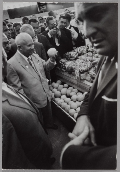 Khrushchev visiting a supermarket