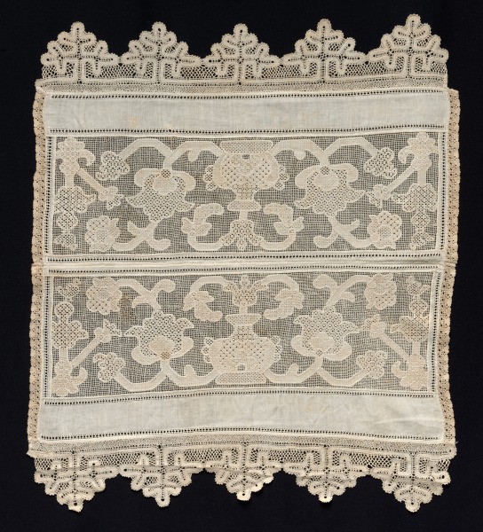 Joined Towel Ends with Floral Motifs