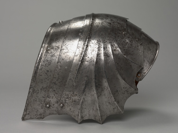 Gothic Fan-Shaped Pauldron (right)