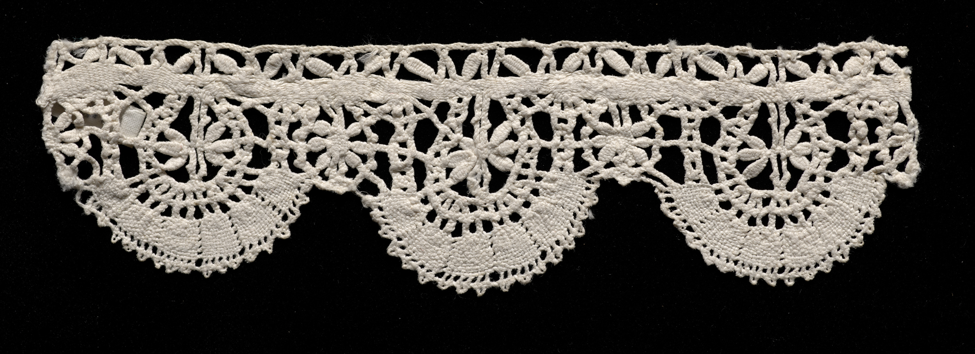 Bobbin Lace (Rose Lace) Edging of Bell Points