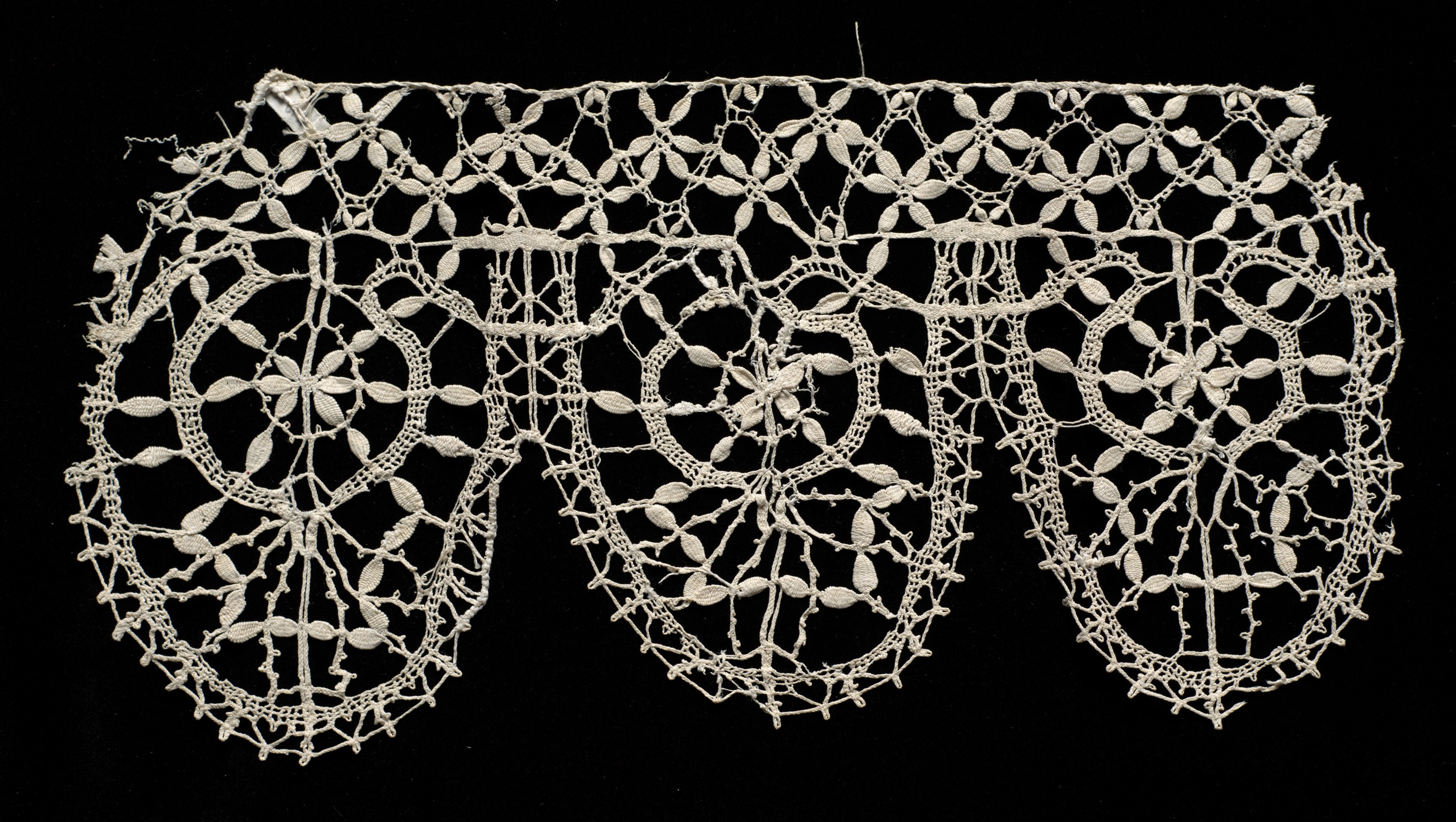 Bobbin Lace (Needlepoint Design) Insertion and Edging of Round Points