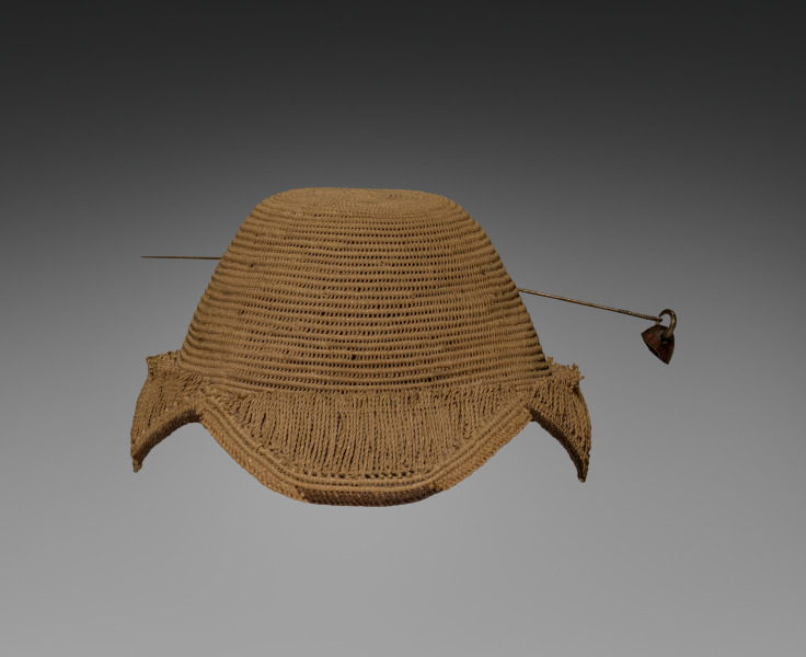 Hat (laket mishiing) with a pin