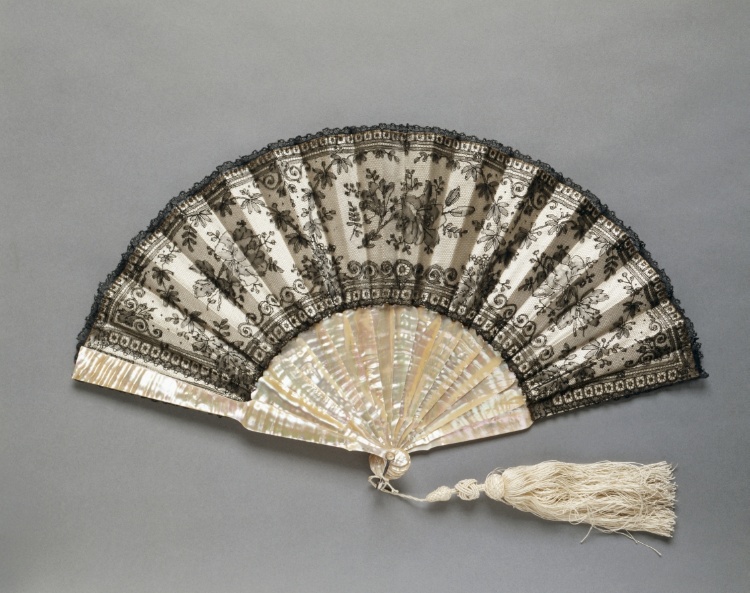 Folding Fan: Chantilly Lace