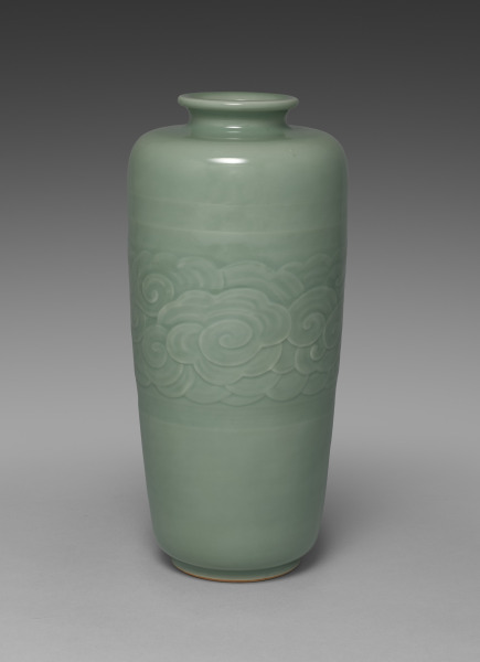 Tong-shaped Vase with Band of Cloud