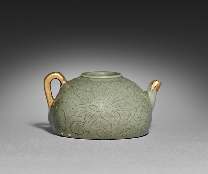 Wine Ewer with Incised Scroll Design