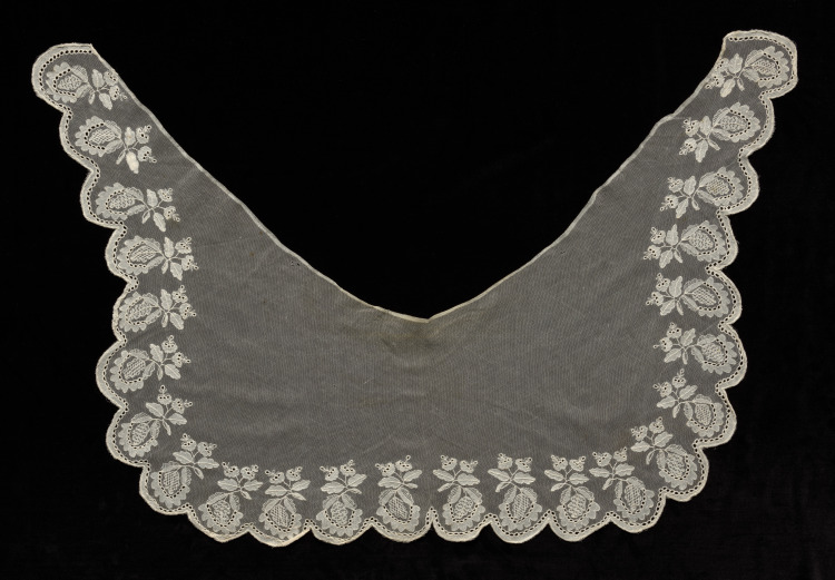Machine Lace (Embroidered Net) Collar